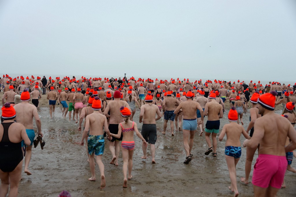 ../Images/Nieuwjaarsduik Noordwijk 2020 063.jpg